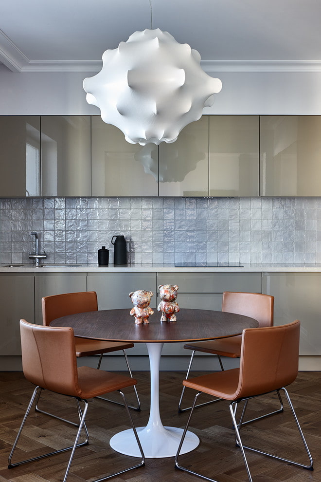 lustr v interiéru kuchyně v moderním stylu