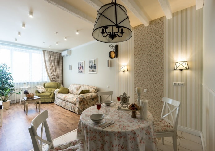 luster v interiéri obývacej izby v štýle Provence