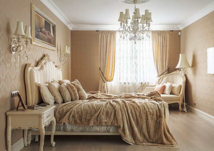 klasikinio stiliaus miegamojo interjero lubų sietynas
