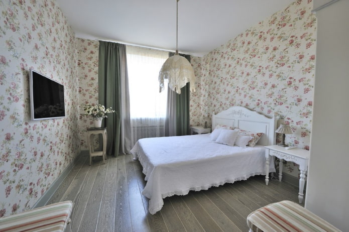 żyrandol na suficie w sypialni w stylu prowansalskim