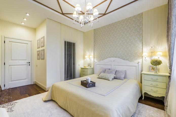 żyrandol na suficie w sypialni w stylu prowansalskim