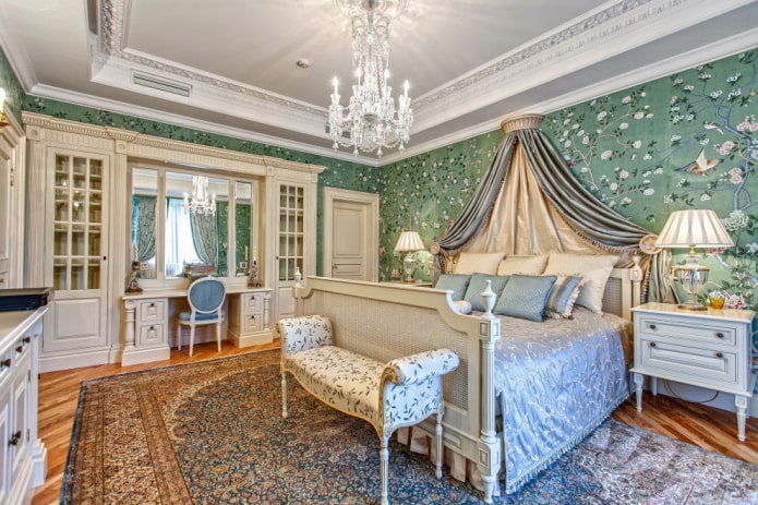 żyrandol na suficie we wnętrzu sypialni w stylu klasycznym