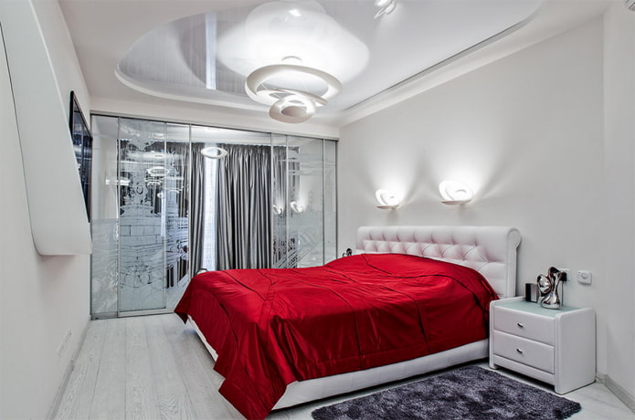 żyrandol na suficie w sypialni w nowoczesnym stylu
