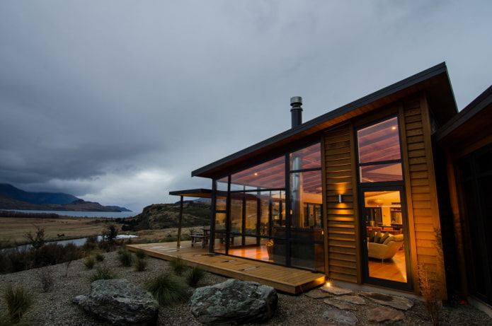 hus med panoramavinduer i højteknologisk stil