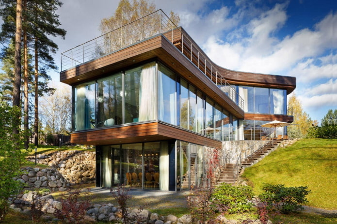 casă cu ferestre panoramice în stil high-tech