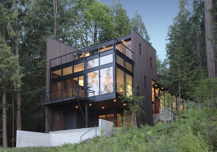 високотехнологична къща в гората