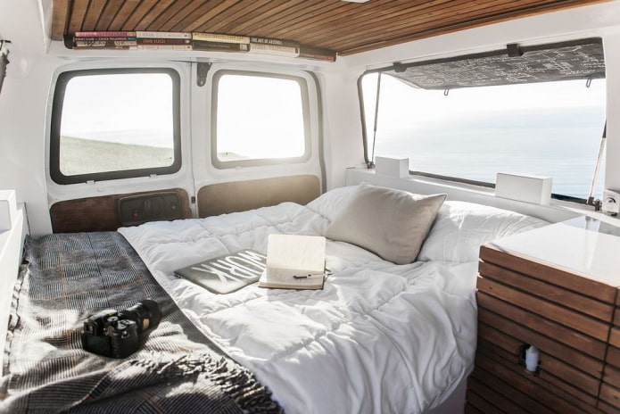 místo na spaní v karavanu