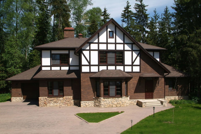 efterbehandling af facaden af ​​huset i stil med bindingsværk