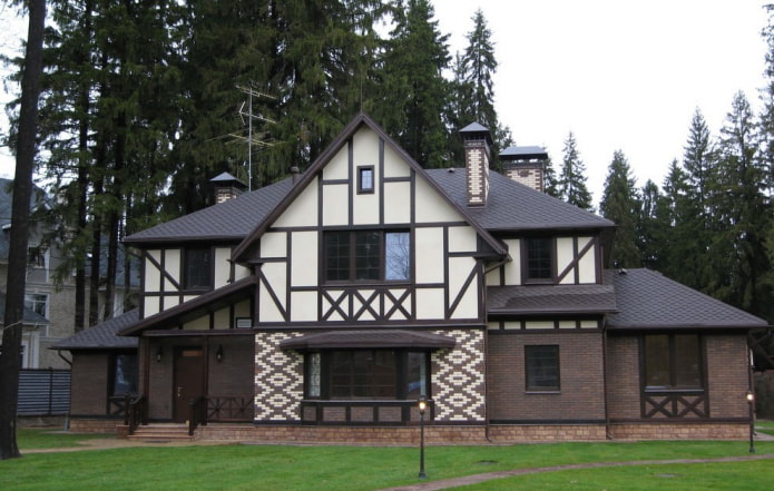 efterbehandling af facaden af ​​huset i stil med bindingsværk