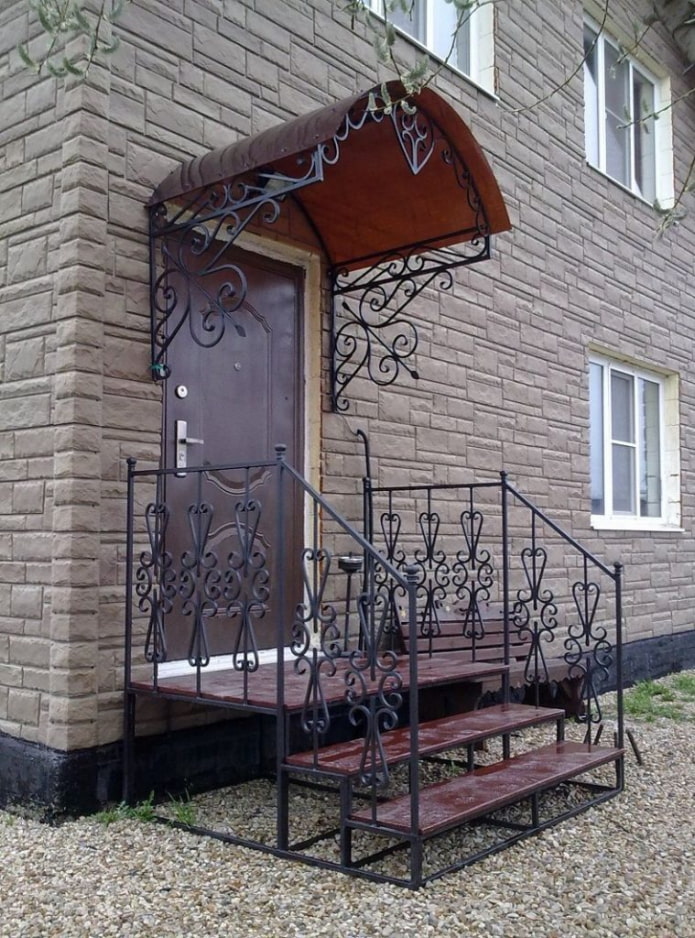 dům s kovovou verandou