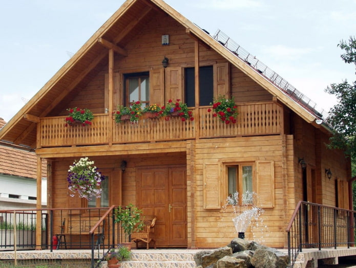projecte d’una casa de fusta amb balcó