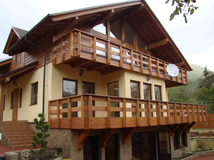 проект на къща с дървен балкон
