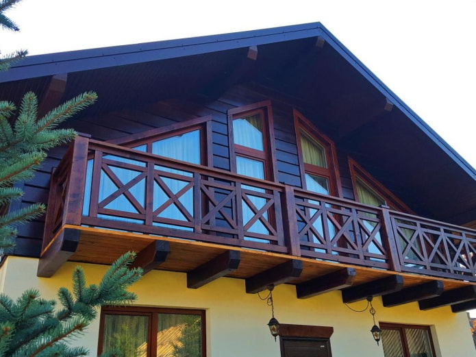 projekt domu s dřevěným balkonem