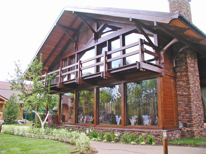 projekt domu z drewnianym balkonem