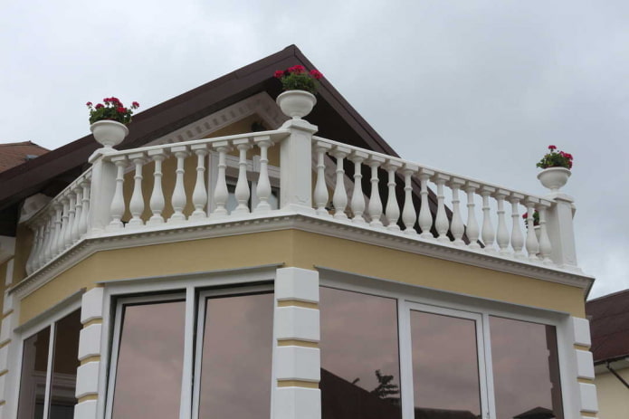 projecte de casa amb balcó de formigó