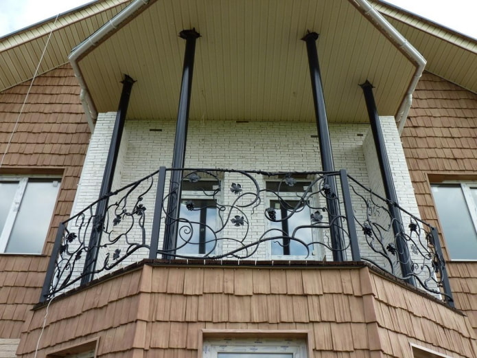 huisproject met metalen balkon