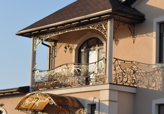 progetto casa con balcone in metallo