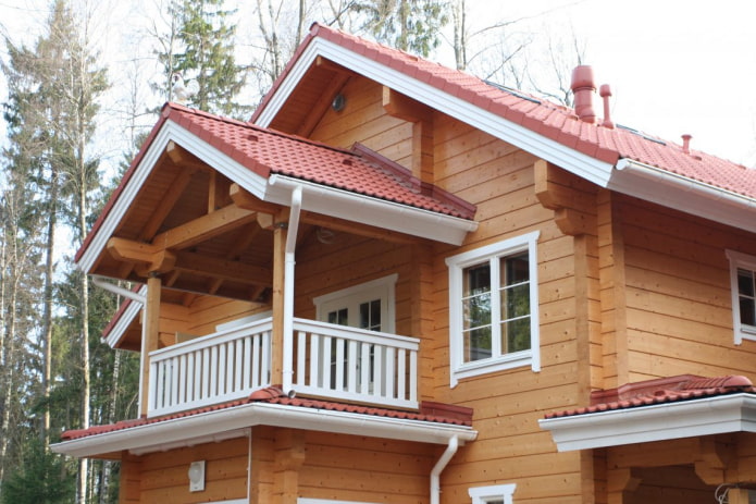 progetto di una casa in legno con balcone