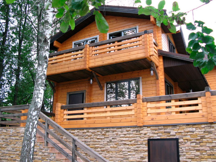 project van een houten huis met een balkon