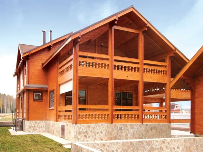 έργο ενός ξύλινου σπιτιού με μπαλκόνι