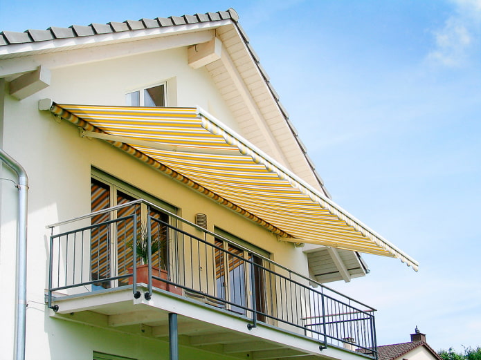 balkon met een luifel in een woonproject