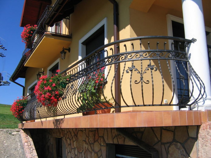 design del balcone in un progetto di casa privata