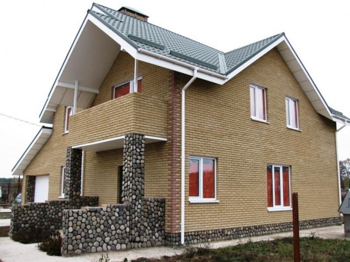 projekt domu s murovaným balkónom