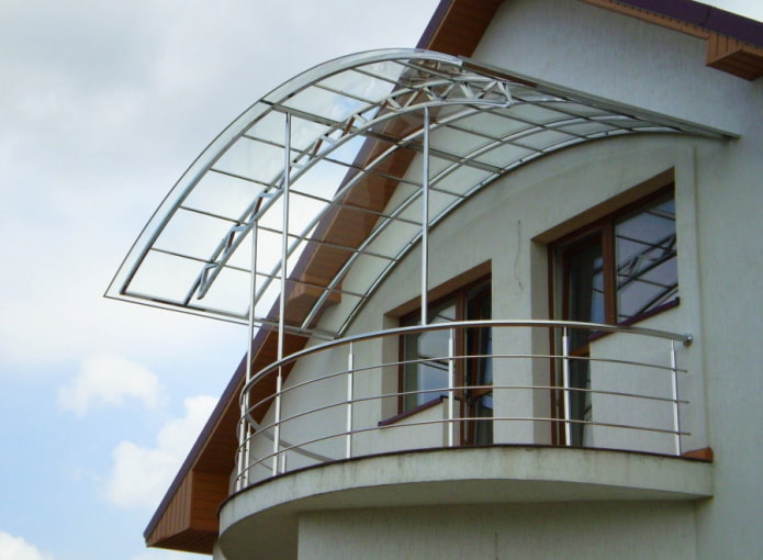 balkón s baldachýnom v projekte súkromného domu