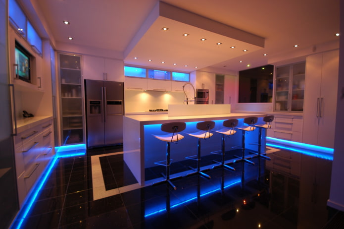 illuminazione a pavimento all'interno della cucina