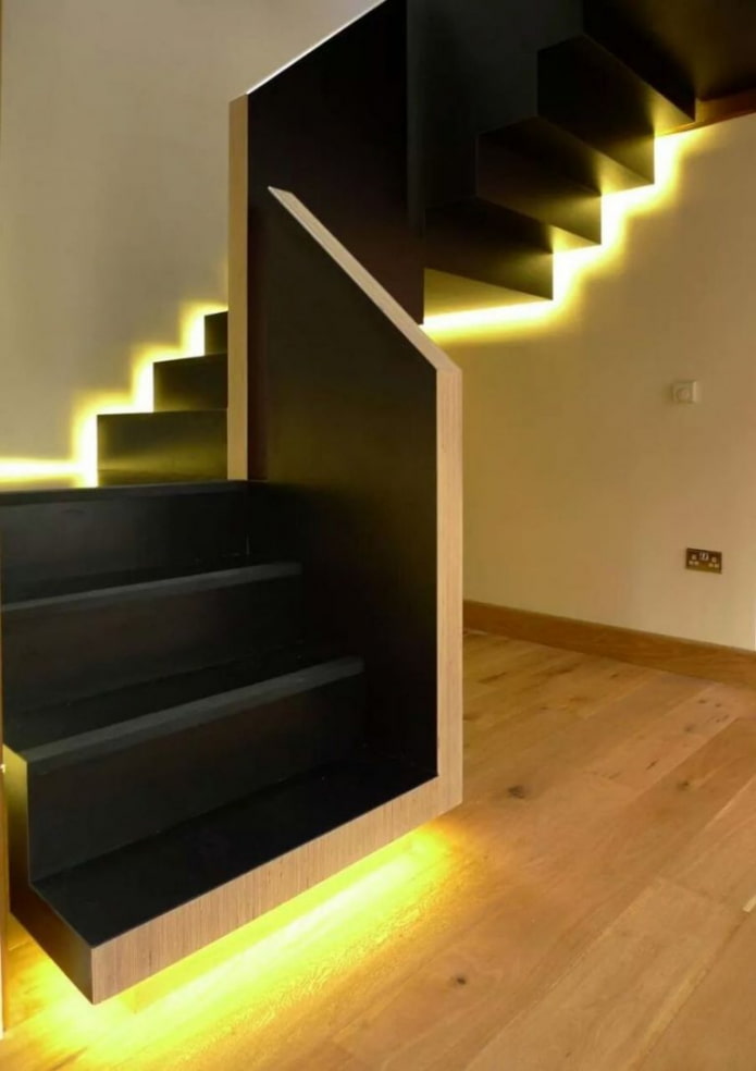 schodiště s LED osvětlením v domě
