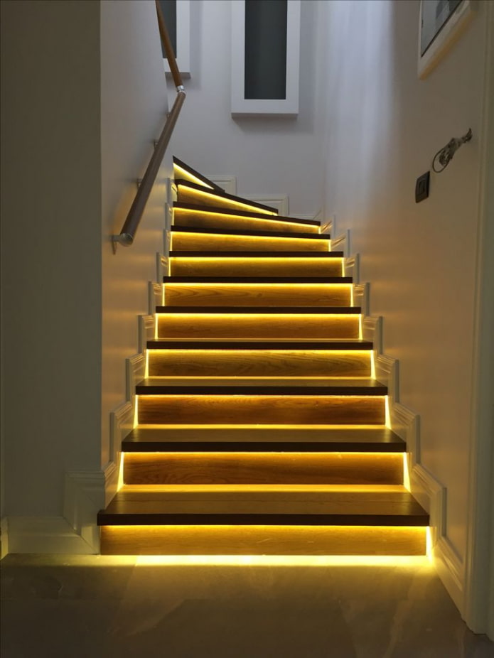 kāpnes ar apgaismotām pakāpieniem mājā