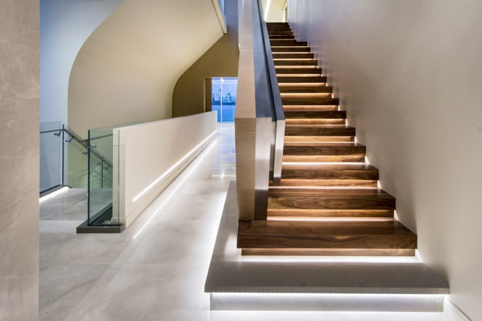 escalier avec marches illuminées dans la maison