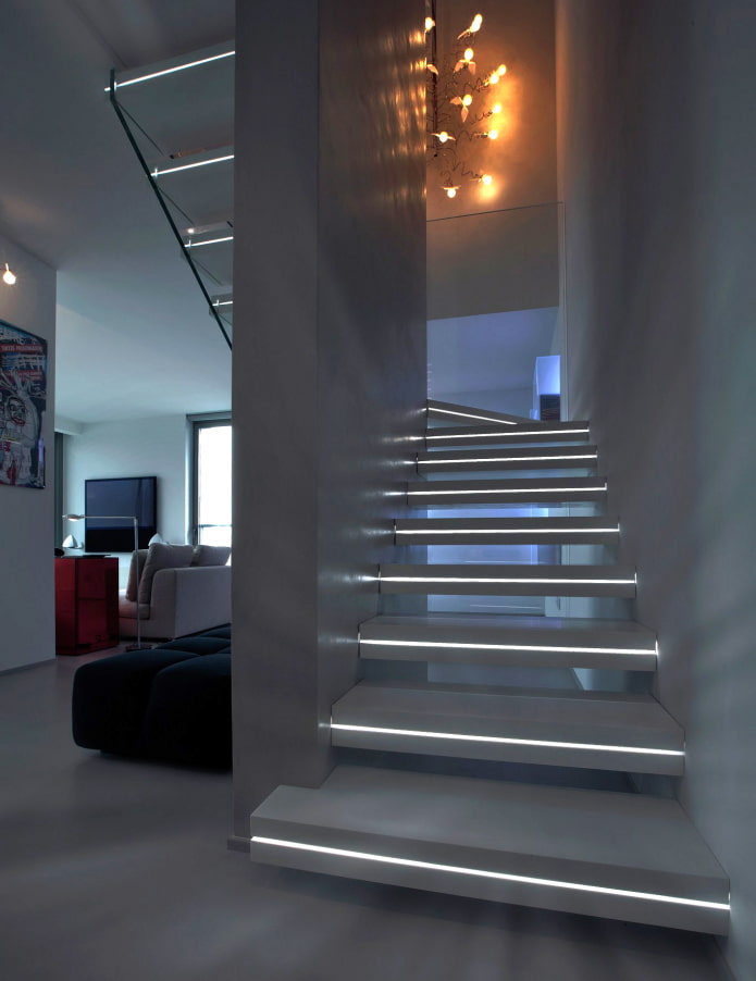 evde ışıklı basamaklı merdiven