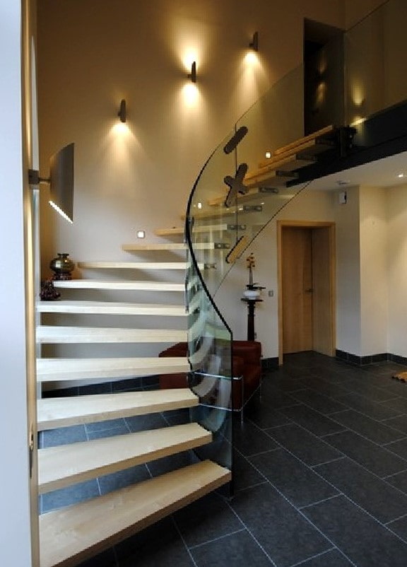 portaikko, jossa on seinäseinät talon sisätiloissa