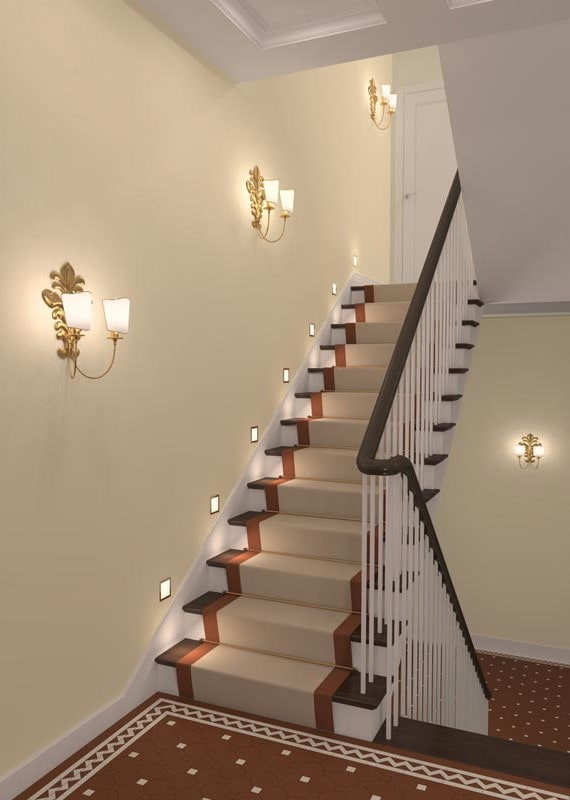 namo interjere yra laiptai su sieninėmis žvakidėmis