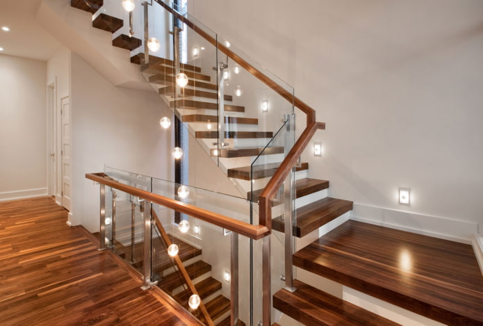 σκάλα με συνδυασμένο φωτισμό στο σπίτι