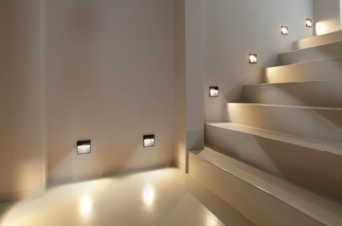 schodisko s nástennými svetlami v dome