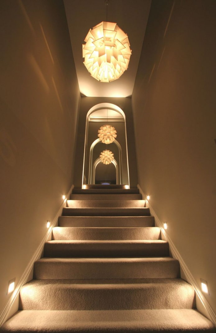 scala con illuminazione combinata in casa