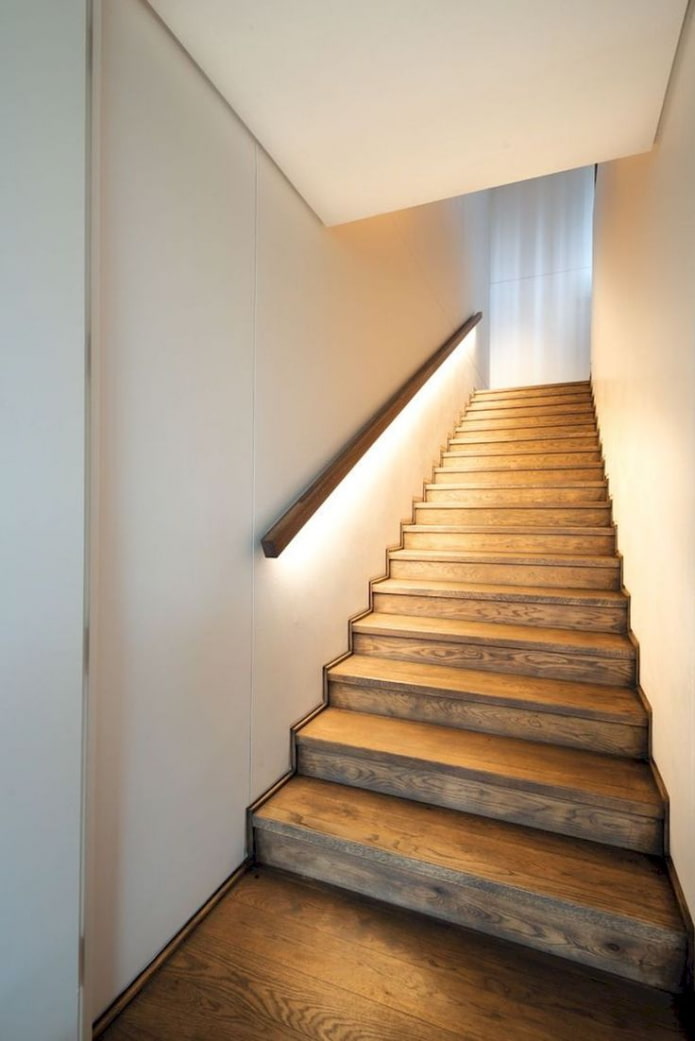namo laiptai su apšviestu turėklu
