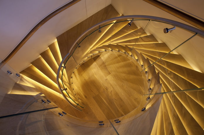 oświetlenie spiralnych schodów w domu