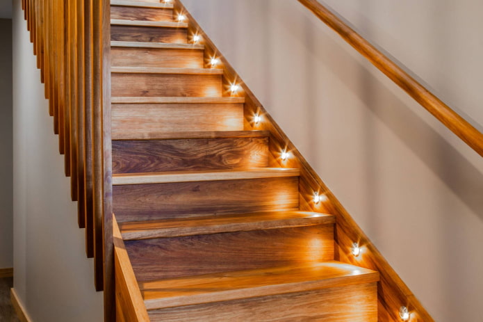escalier en bois lumineux à l'intérieur de la maison