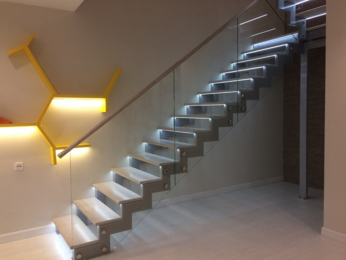 osvětlené kovové schodiště v interiéru domu