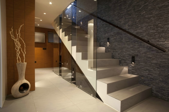 evin iç kısmında ışıklı beton merdiven