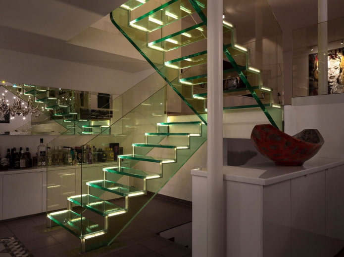 läpinäkyvä portaikko, jossa on valaistus talon sisätiloissa