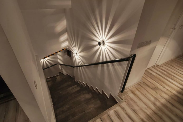 portaikko kiinteällä valaistuksella talossa