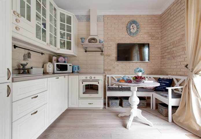 murværk i køkkenet i Provence stil