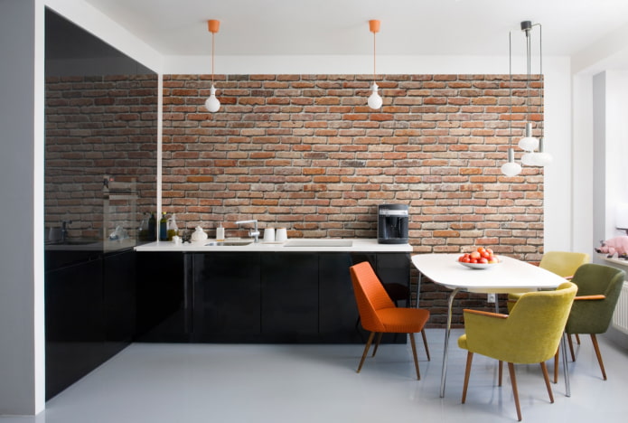 akcentní cihlová zeď v interiéru kuchyně