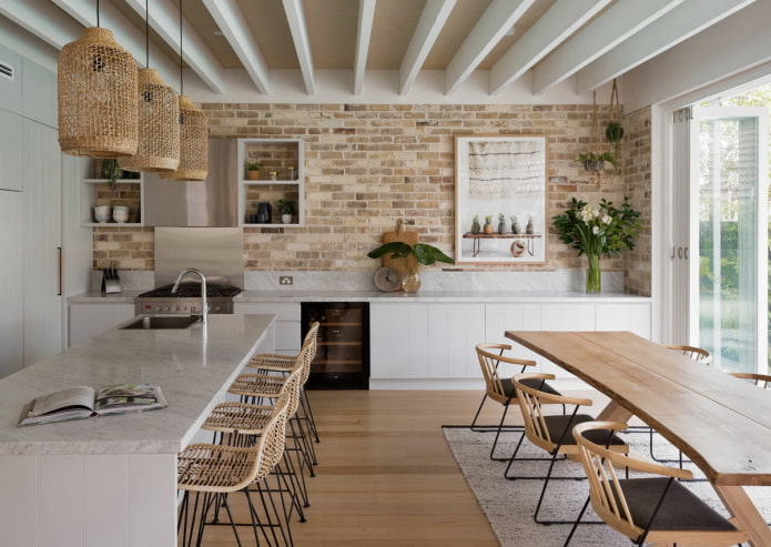plytų mūro virtuvė ekologiško stiliaus