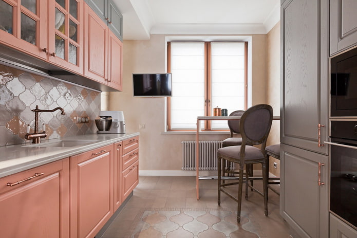 interni della cucina in colori chiari