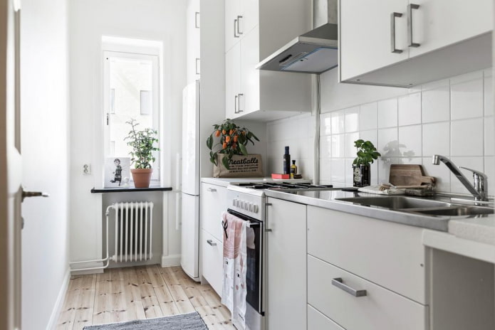 indeling van een smalle keuken met een oppervlakte van 8 m²